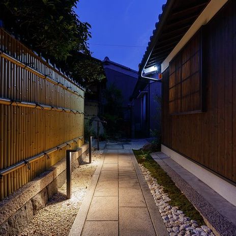 アプローチ部分の外観夜景