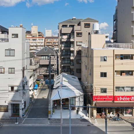 細長い敷地形状に沿った細長い平屋の中に、目的に応じた小さな部屋がぎっしり詰まった工具箱のような建物。