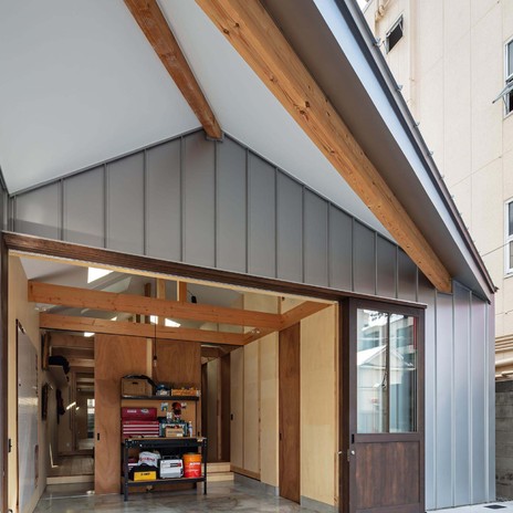 バイクガレージや商談スペースとして多目的に利用。気候の良い時期は屋外まで生活がはみ出します。