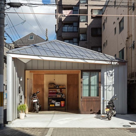 職住が混在した建築は自ずと住居なのかお店なのか事務所なのか、用途が曖昧な立ち姿になります。