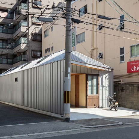 屋根・外壁はガルバリウム鋼板。