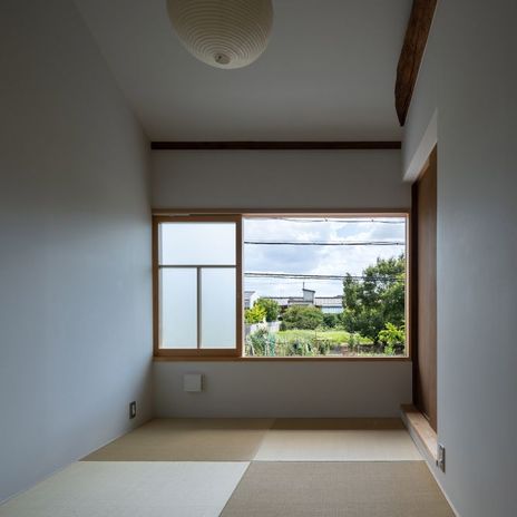 主寝室は畳敷。南面の窓の先には田畑が広がる。