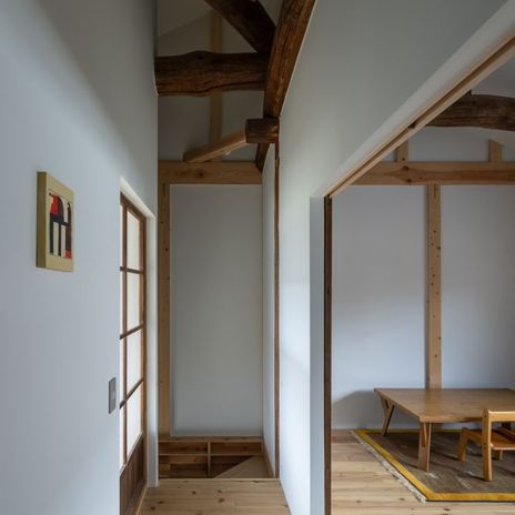 2階は個室とクローゼット。床板は吉野杉。右手の子供部屋はしばらくオープンに使い、既存引違戸を補修・反転した引分戸を嵌めて将来の分割に備える。