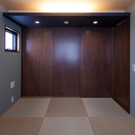 濃い茶色の建具のモダンな和室