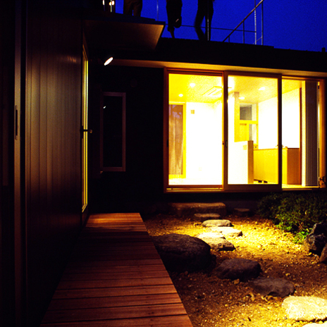 夜景：リビングスペースの屋根はデッキになっている