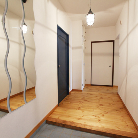 建具塗装とマリンライトの映える玄関