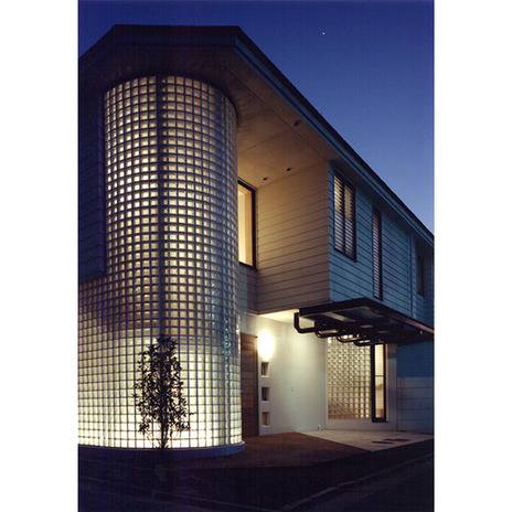 階段室のガラスブロックの夕闇の光の壁