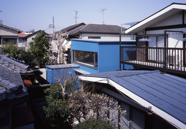 旗竿地でありながら屋内は外観からイメージできない程の開放感と明るさ