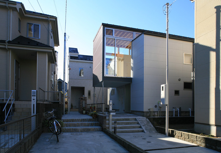 周囲を囲まれた旗竿地に建つ住宅