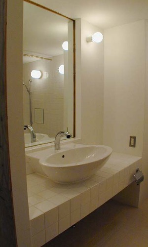 真っ白で美しいシンプルなトイレバス空間