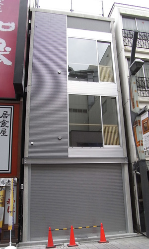 店舗エントランス側から望む建物外観