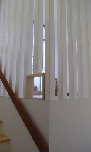 部屋は壁を作らず階段ホールからも視線が抜ける列柱