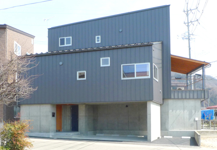1階をガレージとした混構造の住宅