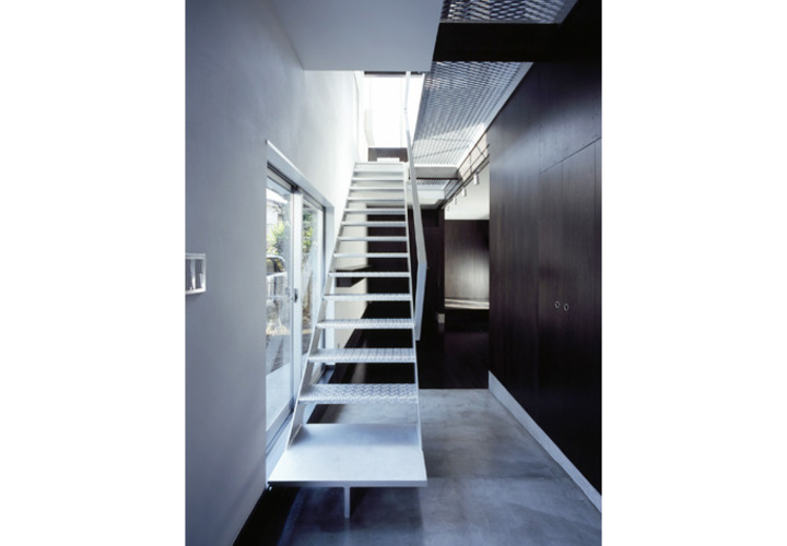メタリック素材のオープン階段