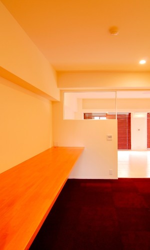 仕事部屋はすっきりしたデザインで生活感の無い空間に