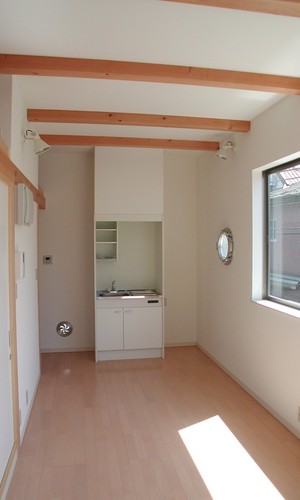 大きな窓がある角部屋のロフトワンルーム