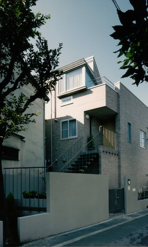 1階テナント鉄骨造3階建ての2世帯住宅