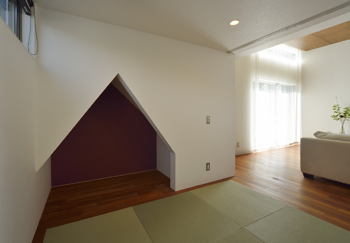 切り妻屋根型に抜けた、遊び心のある壁が印象的な和室