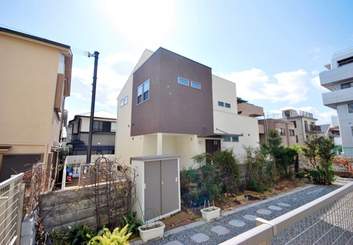 旗竿敷地に建つ家
