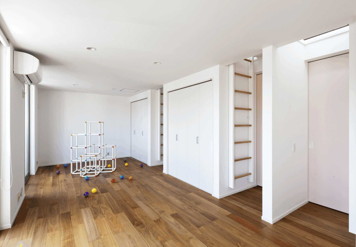 3室に仕切ることができるように想定され、各部屋にハシゴ付きロフトを設けた子供部屋