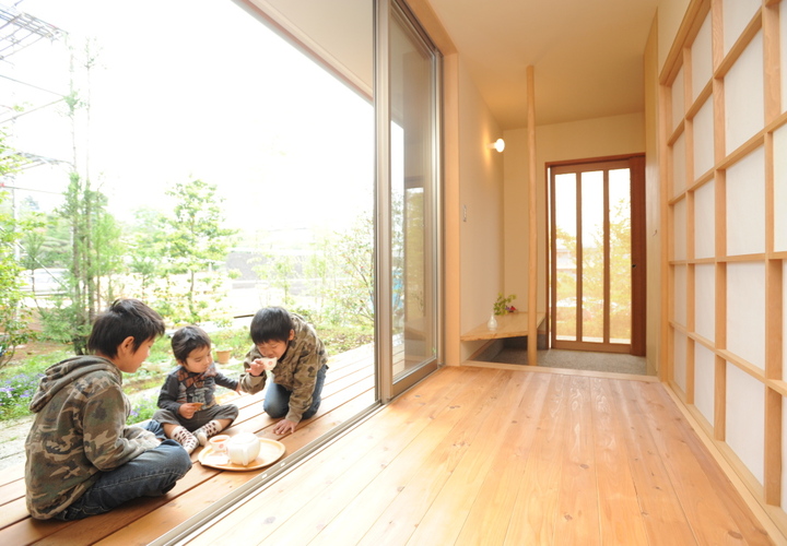 縁側と子供と