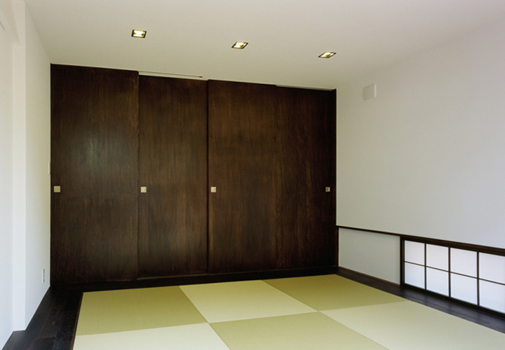 落ち着いた色の建具がモダンな雰囲気の和室
