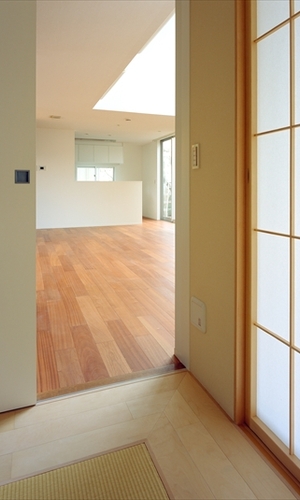 和室から見るリビングルーム