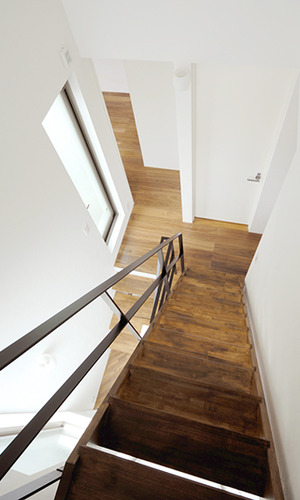アイアンの手摺がアクセントの階段