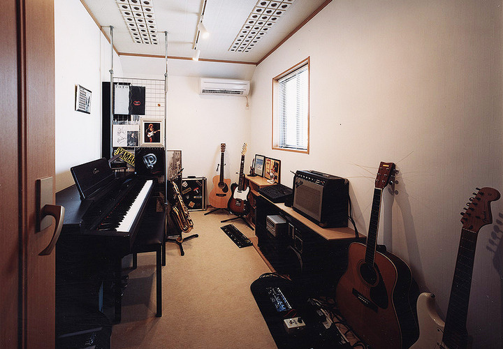 家族全員の趣味である音楽が思いきり楽しめる、楽器で埋め尽くされた音楽室