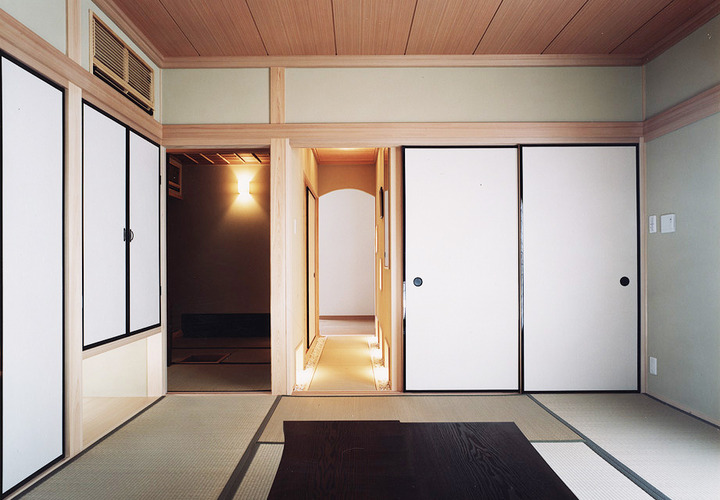 廊下から先は、茶室と和室を備えた、清らかな和の空間が広がる