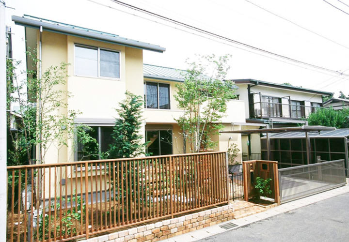 全面道路から見た外観