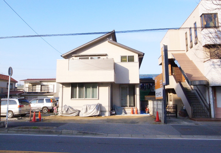 全面道路から眺める外観