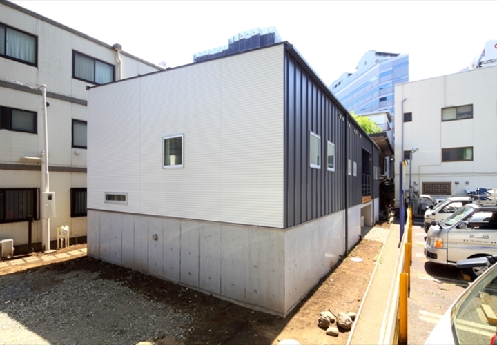 高床の平屋