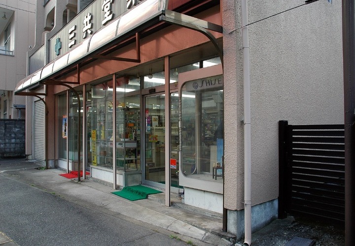 耐震上有効な壁が全くなかった、リノベーション前の１階店舗部分
