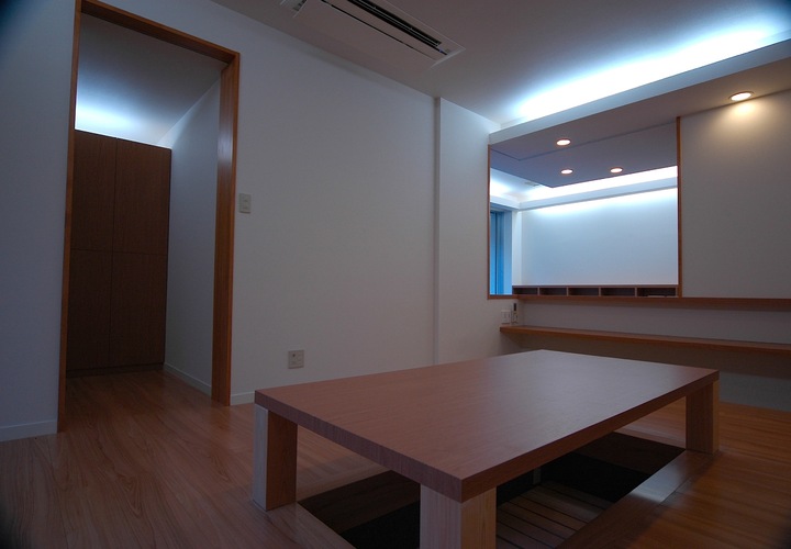 開口部によって繋がっている、店舗と住宅