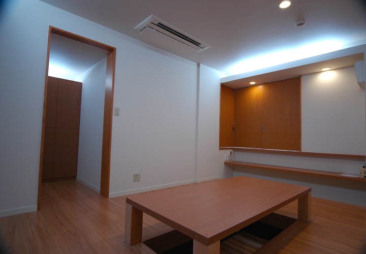 壁の中に隠れている引き戸によって、２つになったり、１つになったりする部屋