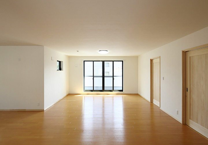 窓からの光が部屋全体に広がる室内