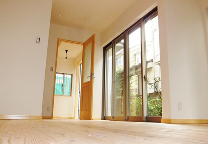 開口部をふんだんに設けた明るい室内
