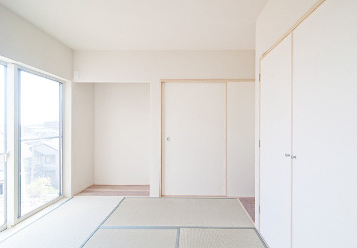 明るい光が差し込む和室