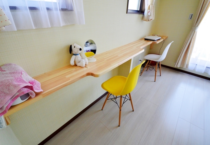 使い勝手を考えくぼみを付けた洋室カウンター