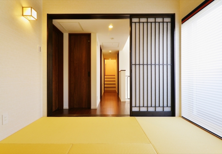 深い茶色の建具が和室の空間を引き立てています。