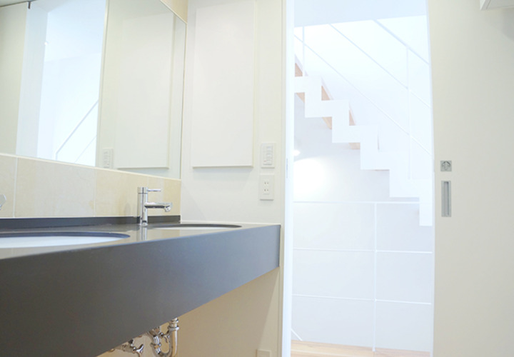 モノトーンのシンプルモダンな洗面スペース