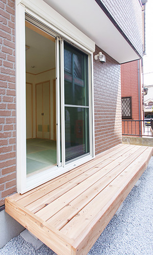 板目が美しい和室横の濡れ縁