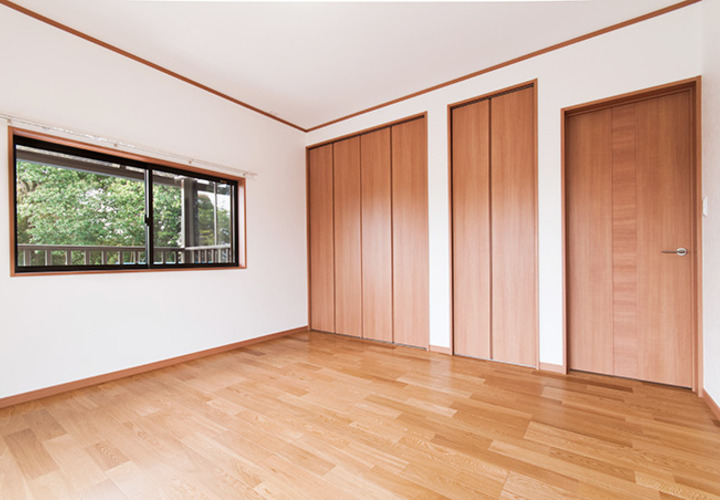 ウッド調の建具がナチュラルな雰囲気を作る
