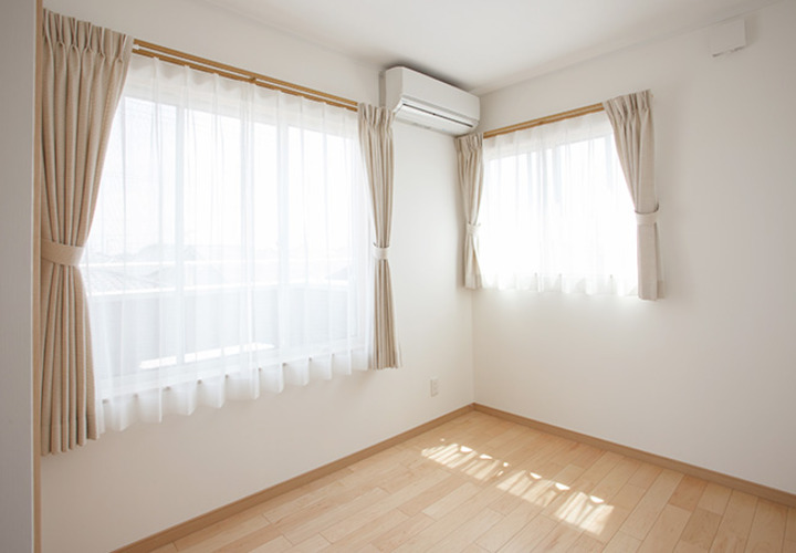 やわらかい光を感じる淡い色彩でまとめた室内