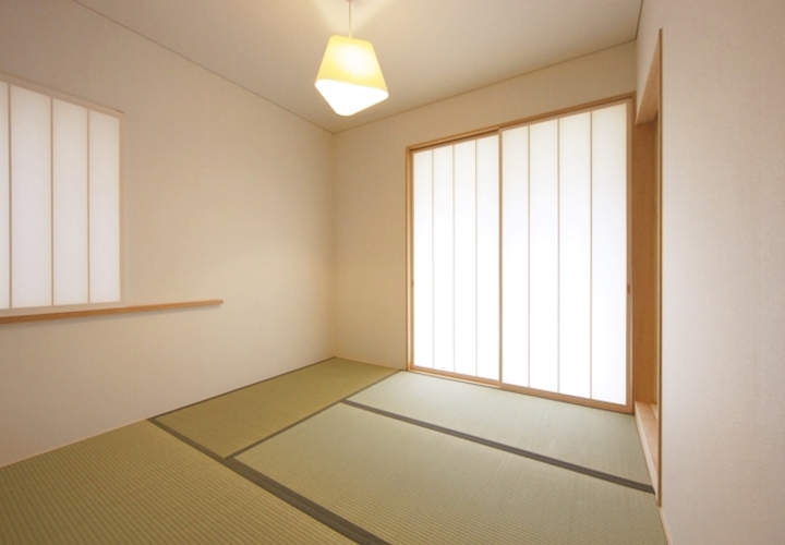 障子から優しい光が差し込む和室。