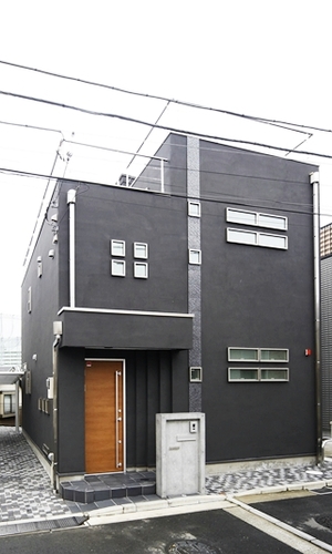 四角くシャープでシックな外観