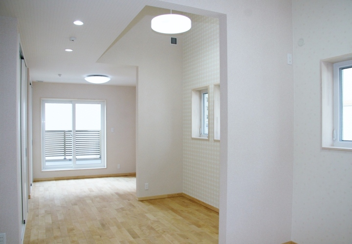 ワンルームなのに！？３人の娘がそれぞれ好きな柄を貼り分けた子供部屋