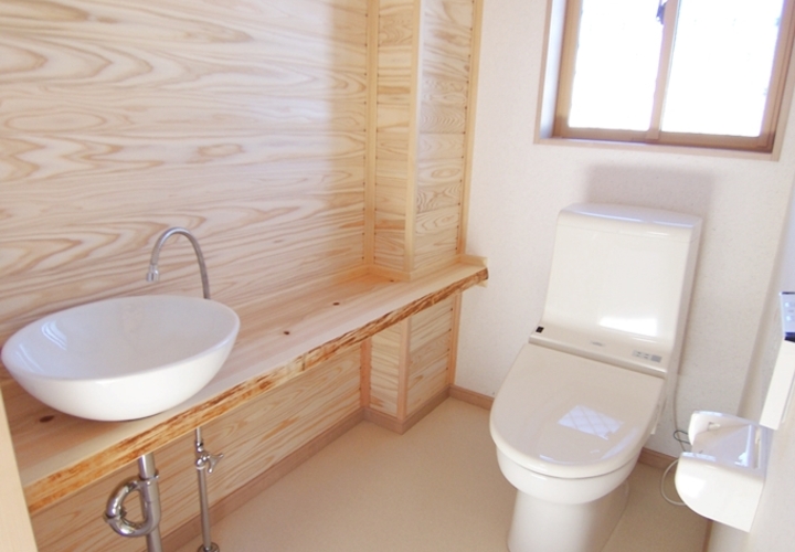 トイレは美しい木目の壁