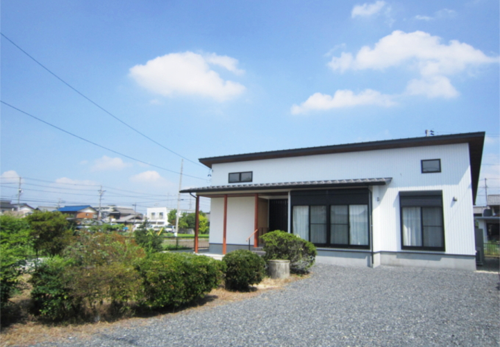 白と黒を基調にした、「和」を感じさせる外観